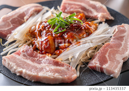 美味しそうな韓国料理 豚肉 113435337