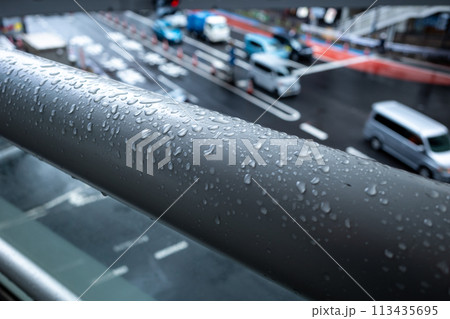 歩道橋の雨の水滴 東京渋谷駅東口交差点 2024.04 a-1 歩道橋の雨の水滴 東京渋谷駅東口交差点 2024.04 a-1 113435695
