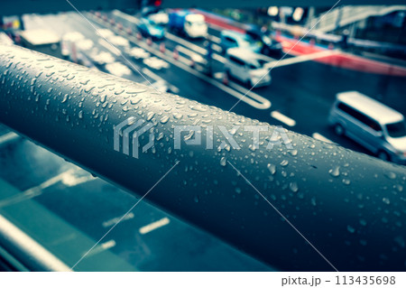 歩道橋の雨の水滴 東京渋谷駅東口交差点 2024.04　a-3 暖色加味 113435698