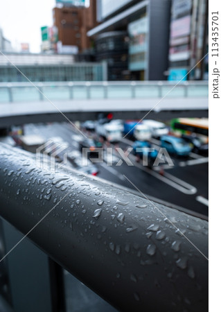 歩道橋の雨の水滴 東京渋谷駅東口交差点 2024.04 b-1 歩道橋の雨の水滴 東京渋谷駅東口交差点 2024.04 b-1 113435701