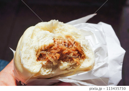 食べかけの肉まん 食べかけの肉まん 113435730