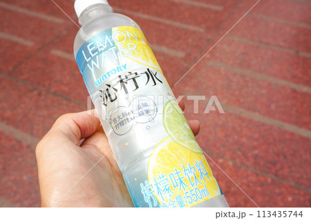 ペットボトルに入った水 ペットボトルに入った水 113435744