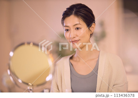 夜のスキンケアをするミドル女性 113436378