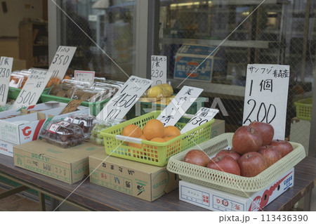 八百屋に並ぶ果物 八百屋に並ぶ果物 113436390