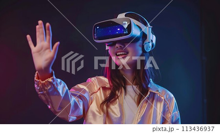 VRゴーグルを付けた女性　AI 113436937