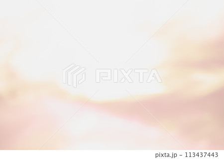 ライトオレンジカラー系動きのあるイメージ　(背景素材) 113437443