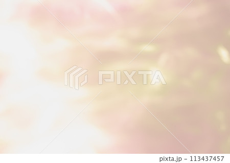 ライトオレンジカラー系動きのあるイメージ　(背景素材) 113437457