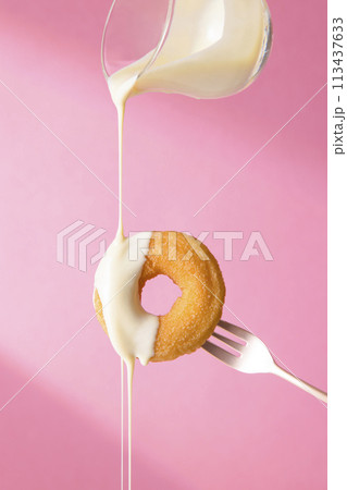 ドーナツにホワイトチョコをかける 113437633