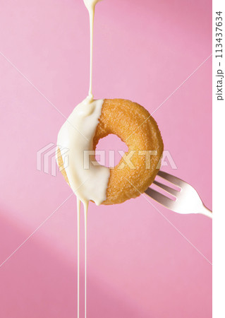 ドーナツにホワイトチョコをかける 113437634