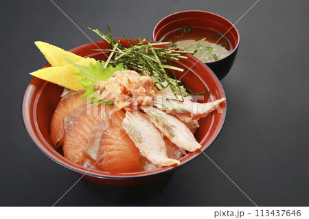 新鮮で美味しそうなサーモン尽くしの海鮮丼 新鮮で美味しそうなサーモン尽くしの海鮮丼 113437646