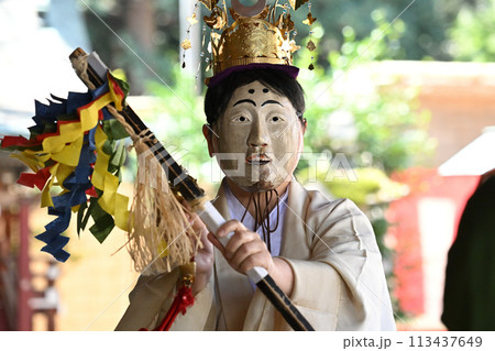 神楽を舞う（鷲宮神社催馬楽神楽） 113437649