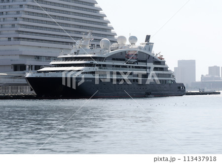 神戸の港に停泊中の豪華客船ル・ジャックカルティエ 113437918
