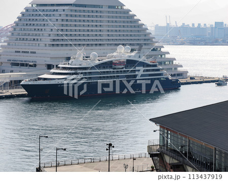神戸の港に停泊中の豪華客船ル・ジャックカルティエ 113437919