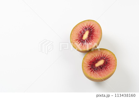 キウイフルーツ　（ルビーレッド）白バック 113438160