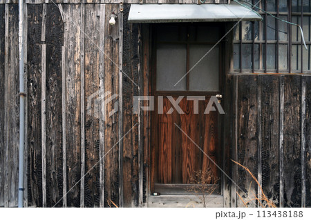 古い木造の建物 113438188