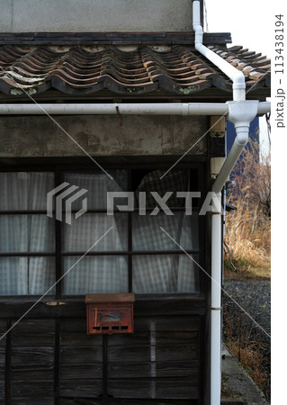 古民家の木戸と郵便受け 古民家の木戸と郵便受け 113438194