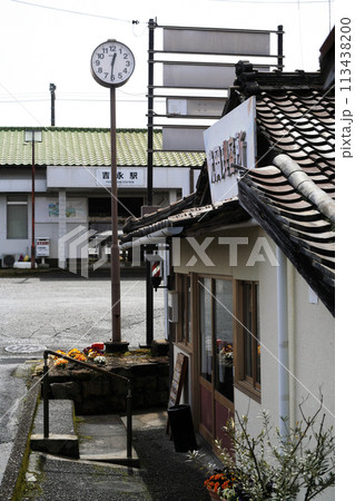駅前のレトロな理髪店 113438200