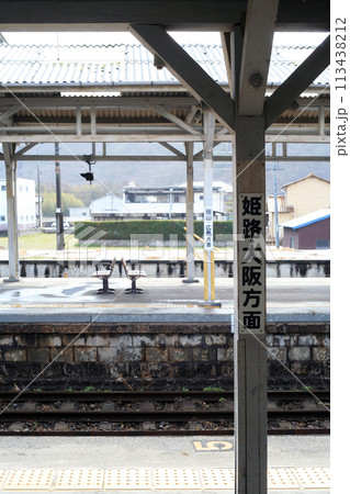 駅のホームの方面表示 駅のホームの方面表示 113438212