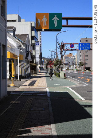歩道の通行区分標示 113438248