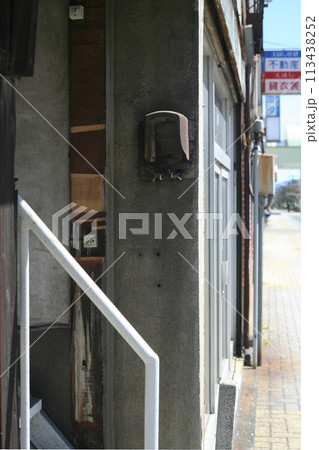 古い建物の入り口 113438252