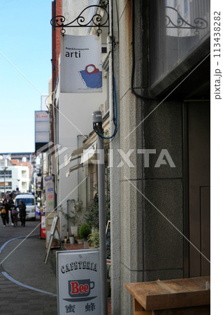 地方都市の喫茶店と看板 113438282