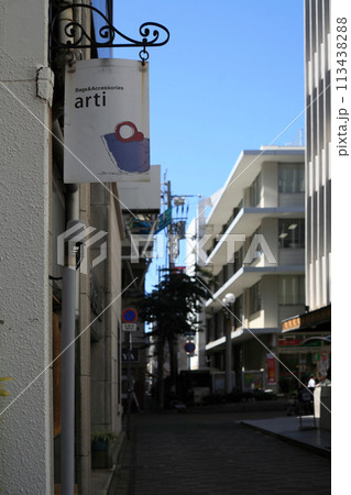 ビル街の店舗看板 ビル街の店舗看板 113438288