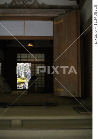 本堂で祈る女性 本堂で祈る女性 113438318