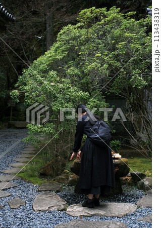 神社でお参りする女性 113438319