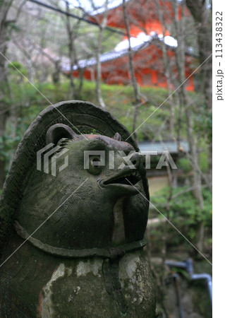 信楽焼の狸と寺院の多宝塔 113438322