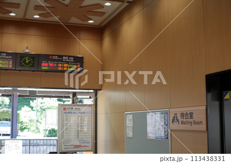 津和野駅の待合室と改札口 113438331