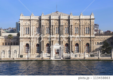 青空のドルマバフチェ宮殿　世界遺産　イスタンブール　トルコ 113438663