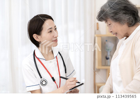 女性看護師　訪問看護　在宅医療 113439565