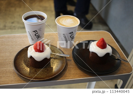 苺のケーキとコーヒー 113440045