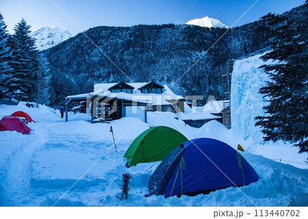雪の八ヶ岳赤岳鉱泉　テント場の風景 113440702