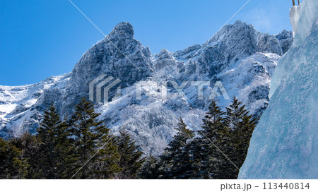 雪の八ヶ岳連峰　横岳大同心　赤岳鉱泉からの眺望 113440814