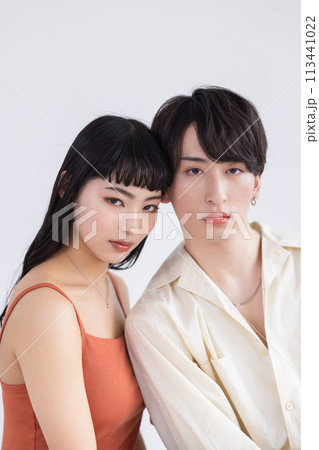 ビューティー　ジェンダーレスメイク　メイクをしている男女 113441022