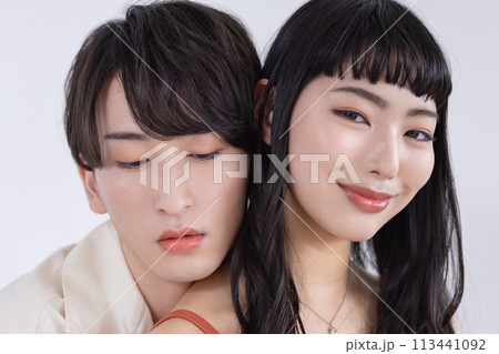 ビューティー　ジェンダーレスメイク　メイクをしている男女 113441092