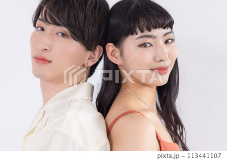 ビューティー　ジェンダーレスメイク　メイクをしている男女 113441107