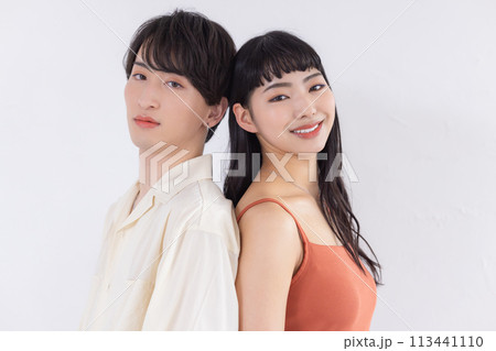 ビューティー　ジェンダーレスメイク　メイクをしている男女 113441110