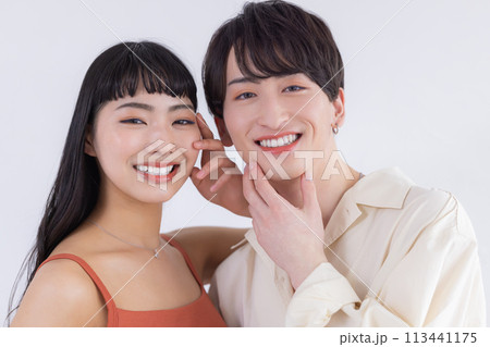 ビューティー　ジェンダーレスメイク　メイクをしている男女 113441175