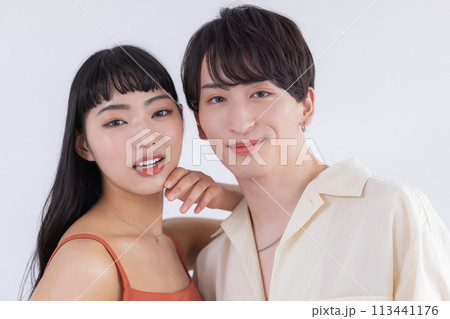 ビューティー　ジェンダーレスメイク　メイクをしている男女 113441176