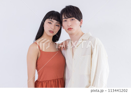 ビューティー ジェンダーレスメイク メイクをしている男女 ビューティー ジェンダーレスメイク メイクをしている男女 113441202