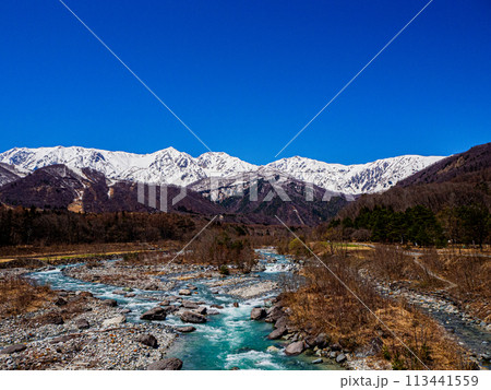 春の白馬村 残雪の北アルプスと白馬三山 春の白馬村 残雪の北アルプスと白馬三山 113441559