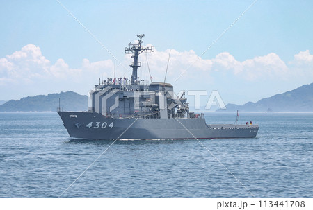 航行する海上自衛隊の艦艇 113441708