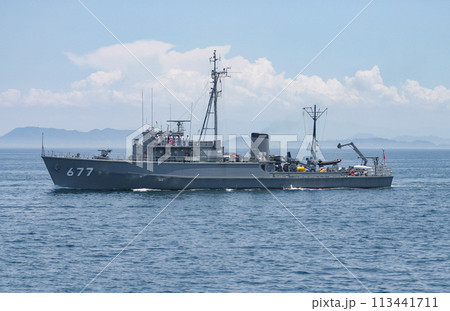 航行する海上自衛隊の掃海艇 113441711