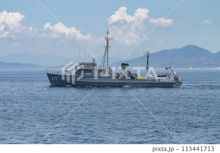 航行する海上自衛隊の掃海艇 航行する海上自衛隊の掃海艇 113441713