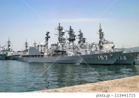 基地に停泊する海上自衛隊の護衛艦隊 基地に停泊する海上自衛隊の護衛艦隊 113441715