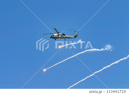 フレアを発射する海上自衛隊のヘリコプターSH-60J 113441719