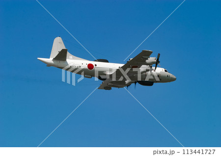 飛行する海上自衛隊の航空機 113441727