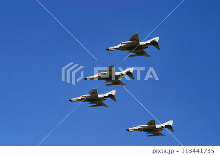 編隊飛行する航空自衛隊のF-4EJ改戦闘機 編隊飛行する航空自衛隊のF-4EJ改戦闘機 113441735
